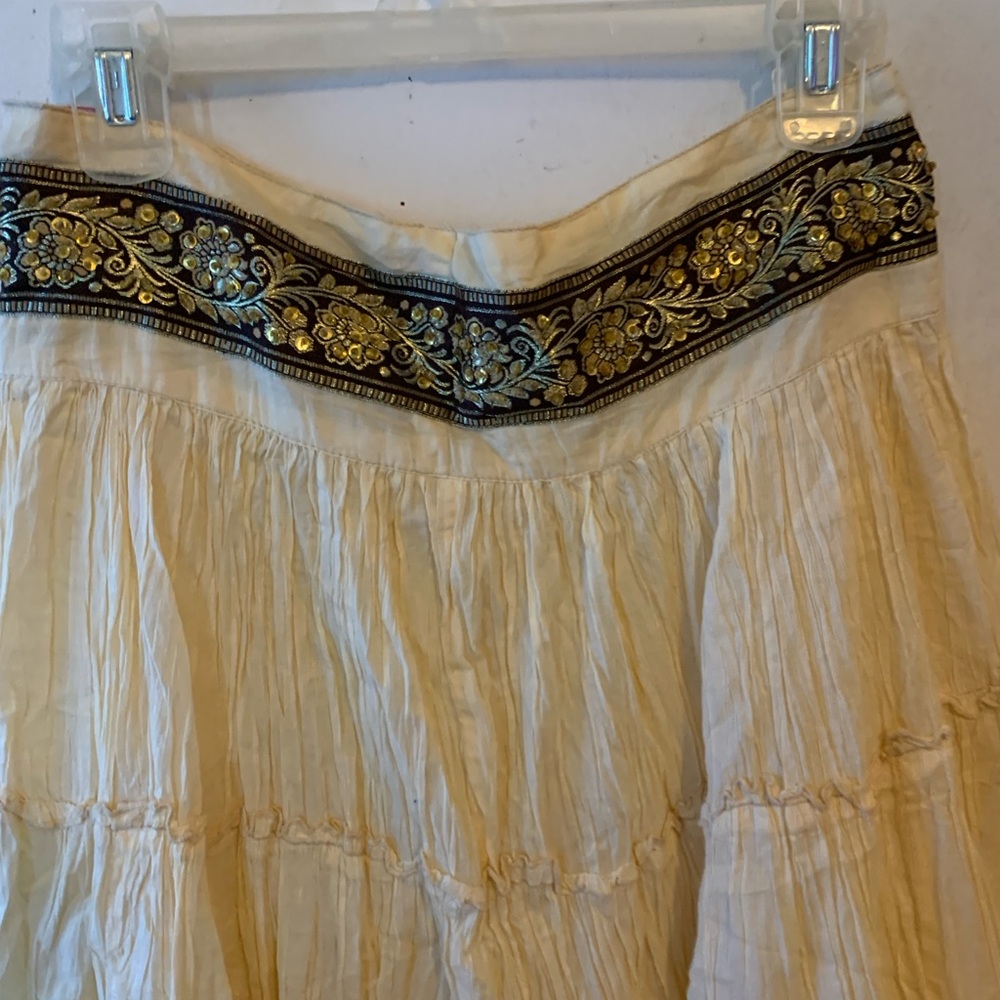 Elegant Cream Skirt with Embroidered Waistband - Picture 2 of 8